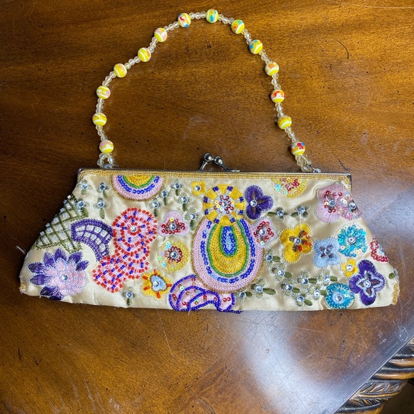 Handbags - Vintage Beaded clutch W/kiss closure